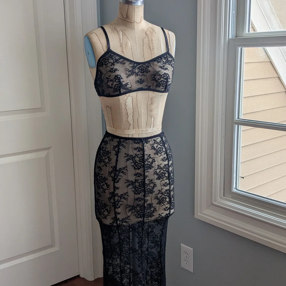 Elegant Black Lace Lingerie Set - Picture 4 of 4